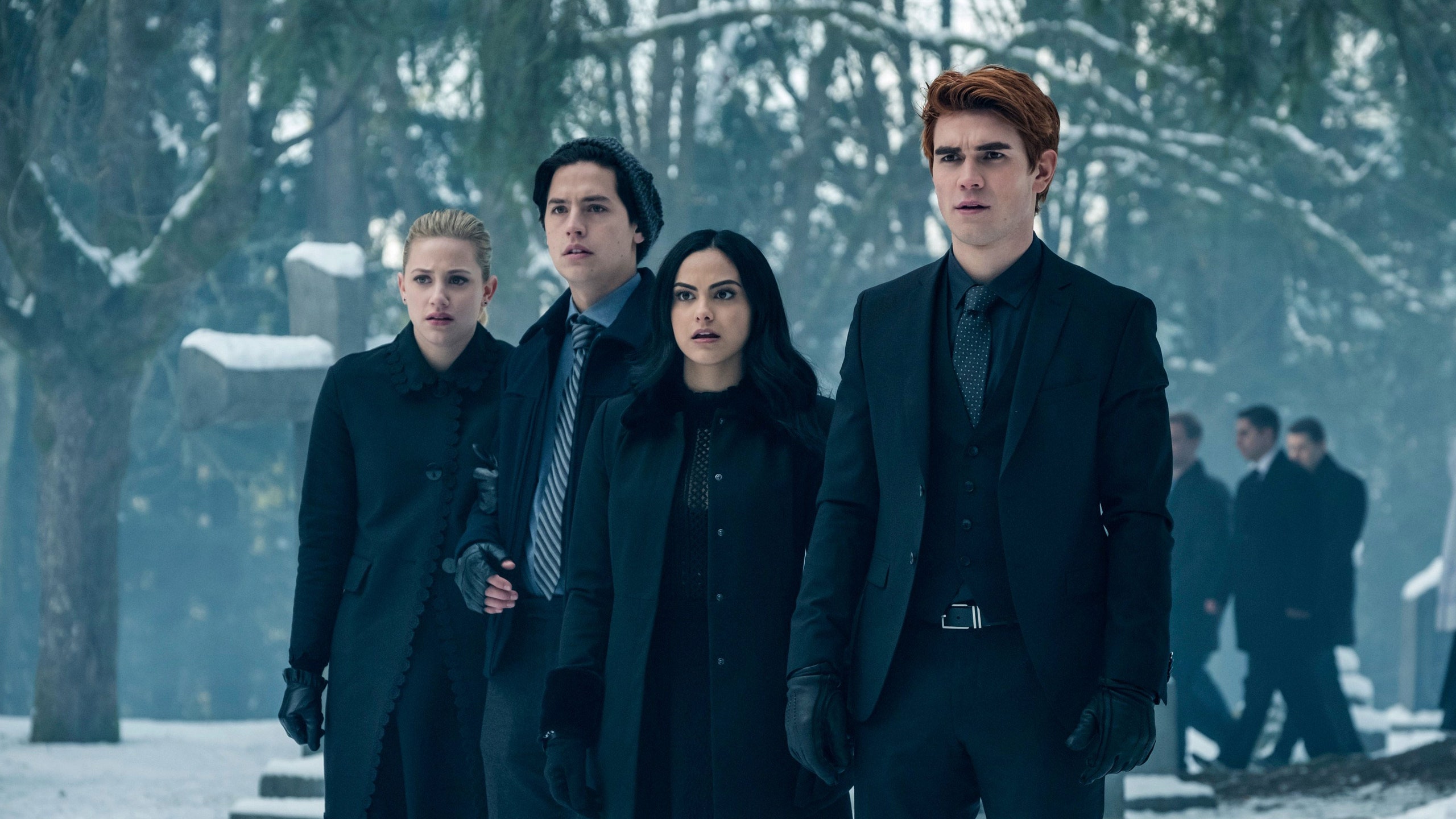 После семи лет и бесчисленных необычных сюжетных линий Ривердэйл Riverdale подошел к концу Давний сериал The CW завершился