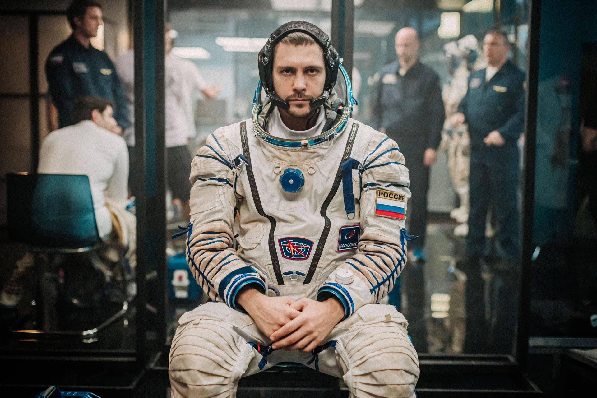 В космосе, но не о космосе. рецензия на «вызов» — главный российский фильм 2023 года